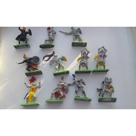 10 Britains  Fighting Figures Knights 1971