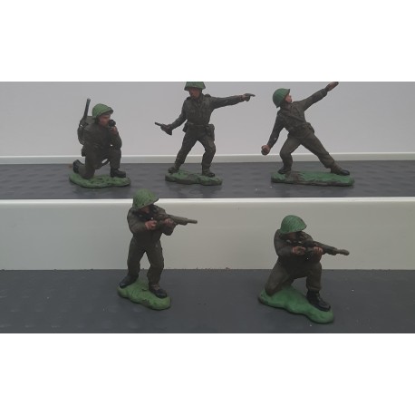5  VINTAGE Britains Plastic Soldiers Toy no(K)